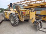 une grande grue jaune garée sur un parking