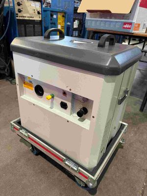 un gros plan d'une machine posée sur un chariot