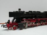 un train noir et rouge sur un fond blanc