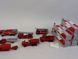 beaucoup de camions de pompiers miniatures posés sur la table
