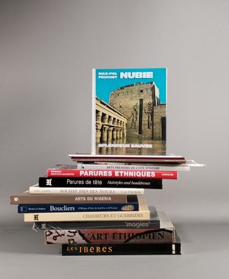 plusieurs livres sont empilés sur une table