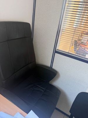 une chaise de bureau noire placée devant une fenêtre