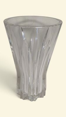 un vase en verre posé sur une table