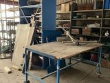 une table placée au milieu d'une pièce