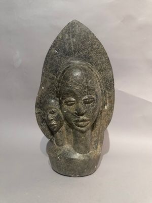 statue d'une femme tenant un bébé dans ses bras