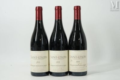 trois bouteilles de vin posées sur une table blanche