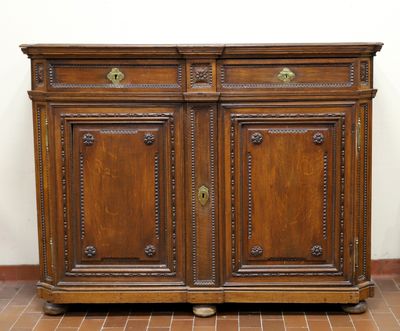 A L'ETUDE. BUFFET à hauteur d'appui, en chêne mouluré et scu…