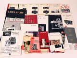 un grand nombre de livres posés sur une table