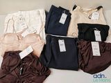 de nombreux soutiens-gorge et culottes différents exposés sur une table