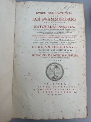 un livre sur lequel figure la photo d'un homme portant un chapeau