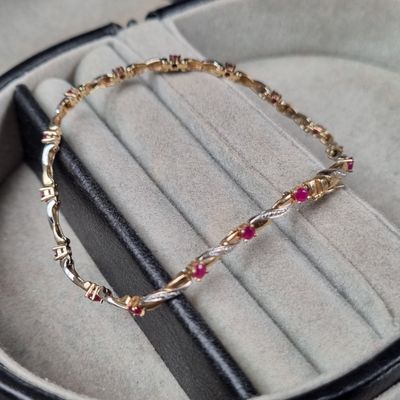 un bracelet rangé dans un écrin