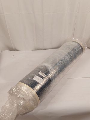 un rouleau de plastique enroulé dans un drap blanc
