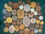 beaucoup de pièces qui sont sur la table