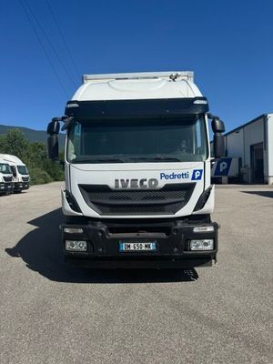 un camion blanc garé dans un parking