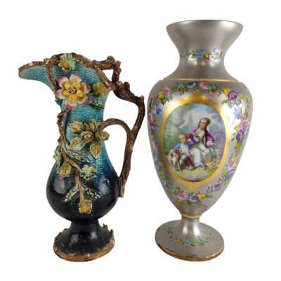 deux vases placés côte à côte sur un fond blanc