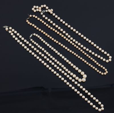 un ensemble composé d'un collier et de boucles d'oreilles en perles et diamants