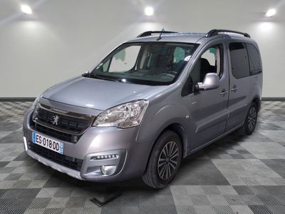 la camionnette argentée est garée sur le sol à carreaux d'une pièce