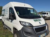 une camionnette blanche garée sur le bord de la route