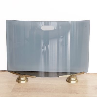 un grand téléviseur en verre posé sur un meuble, sur un parquet