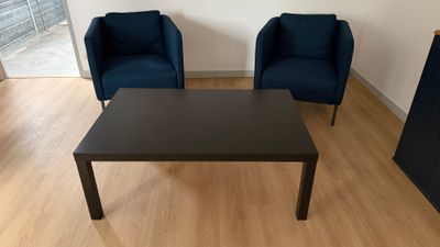 deux chaises et une table dans un salon