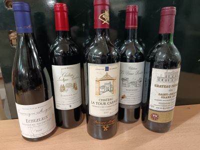 plusieurs bouteilles de vin sont alignées sur une table