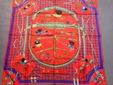 une image représentant une écharpe rouge et bleue ornée d'un dragon