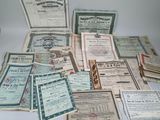 Plusieurs anciens certificats sont empilés les uns sur les autres sur une table