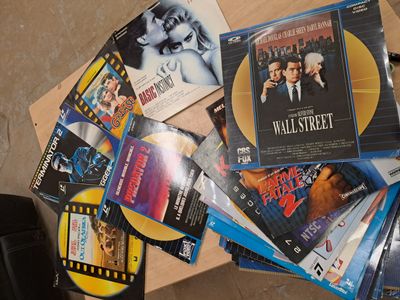 beaucoup de DVD et de CD posés sur une table