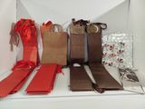 de nombreuses cravates et sacs de toutes sortes sur une étagère