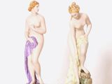 deux figurines posées sur une table