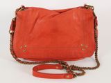 une image représentant un sac à main rouge entouré d'une chaîne