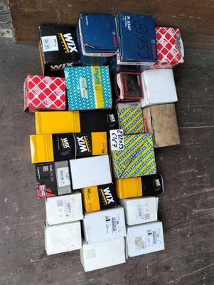 un tas d'objets divers posés par terre