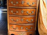 une commode qui se trouve dans un coin de la pièce