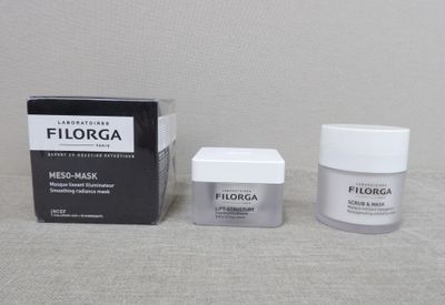 Micro-masque Filorga avec sa boîte et son emballage, posé sur une table