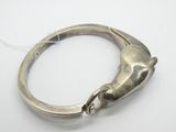 gros plan d'une bague en argent sur une surface blanche