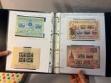 une personne tenant un livre ouvert sur lequel figurent des timbres