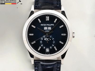Montre Patek Philippe avec cadran noir et bracelet en cuir noir