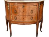 une petite commode avec un plateau en marbre
