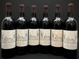 six bouteilles de vin sont alignées sur un fond noir
