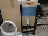 une photo de toilettes dans une salle de bains en cours de rénovation