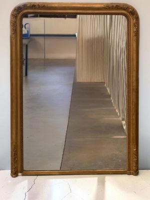 une photo d'un miroir posé sur une table blanche
