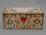une vieille boîte en bois décorée d'un cœur et de fleurs