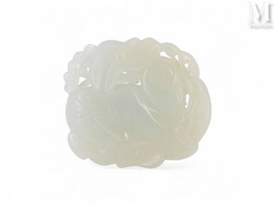 une photo d'une bague en forme de fleur en jade blanc sur fond blanc