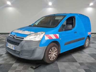 une camionnette bleue garée sur un sol en damier