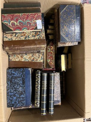 une boîte en carton remplie de livres et d'autres objets