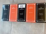 quatre parfums différents sont alignés sur un lit