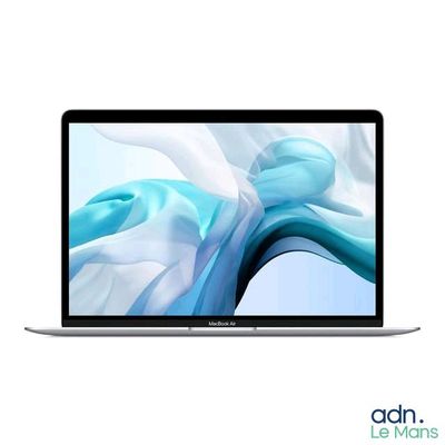On voit un ordinateur portable MacBook Air d'Apple sur fond blanc.