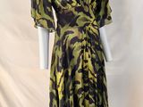 une robe verte et noire sur un mannequin, un mannequin, un mannequin, un mannequin, un mannequin, un mannequin, un mannequin, un mannequin, un mannequin, un mannequin, un mannequin, un mannequin, un mannequin, un mannequin, un mannequin, un mannequin, un mannequin, un mannequin, un mannequin, un mannequin, un mannequin, un mannequin, un mannequin, un mannequin, un mannequin, un mannequin, un mannequin, un mannequin, un mannequin, un mannequin, un mannequin, un mannequin, un mannequin, un manne
