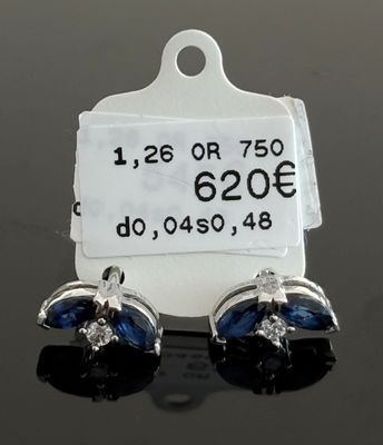 Gros plan sur une paire de boucles d'oreilles avec une étiquette de prix