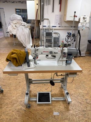 une machine à coudre posée sur une table dans une pièce